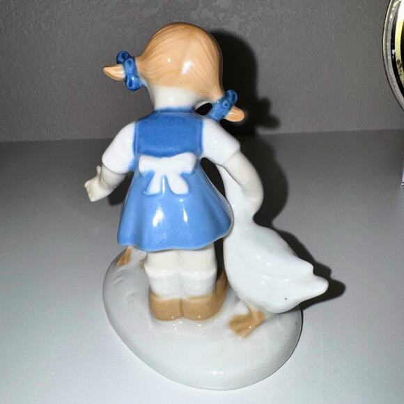 Vintage Porcelain Girl with Geese Figurine | 1950s-70s | Cottagecore Farmhouse - Picture 6 of 10